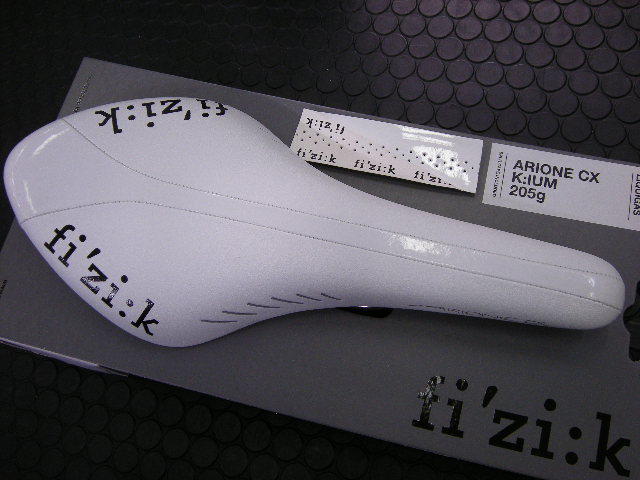 Fizik ARIONE CX K;ium TEAM EDITION 2012 LIQUIGAS(フィジーク アリオネ シーエックスキウム チームエディション リクイガス) サドル