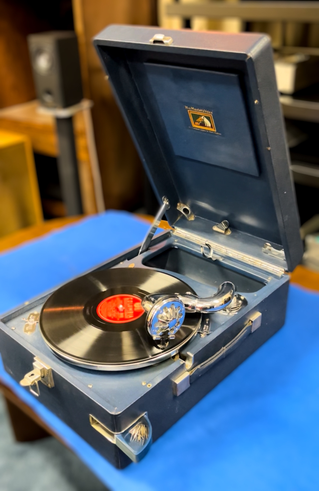 【中古】ポータブル蓄音機 "His Masters Voice" Model 102