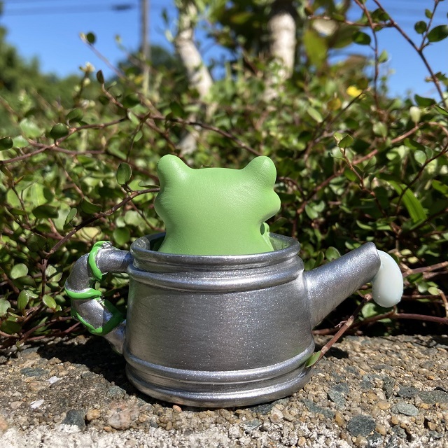 Copeau（コポー）ミドル ブリキじょうろからカエル