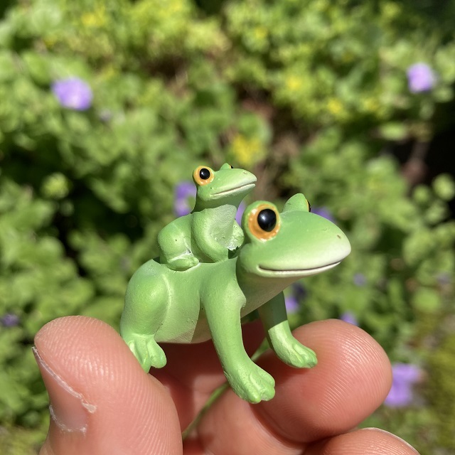 コポーおんぶ親子カエル４