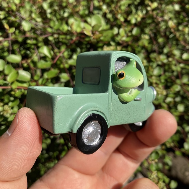 カエルのコポー Copeau（コポー）三輪自動車に乗るカエル