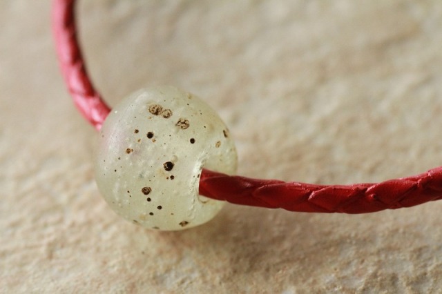 アフリカとんぼ玉　アンティーク　レイズドット　赤 アフリカとんぼ玉 アンティーク レイズドット 赤