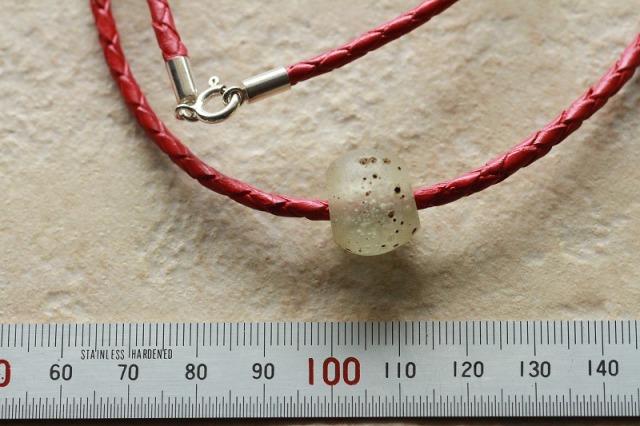 ドゴンクリア 革なめし ネックレス アンティークビーズ とんぼ玉