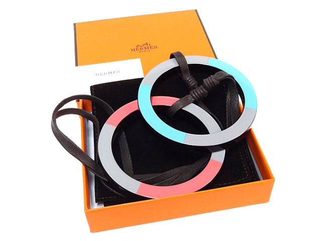 美品 HERMES エルメス 漆塗り ウッドポスト ホルダー トレイ デスクが美術館に！ エルメスのトレイ | GQ JAPAN