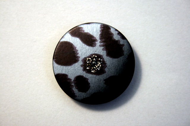 SWAROVSKI 入りボタン（20mm）【色：グレー/茶】