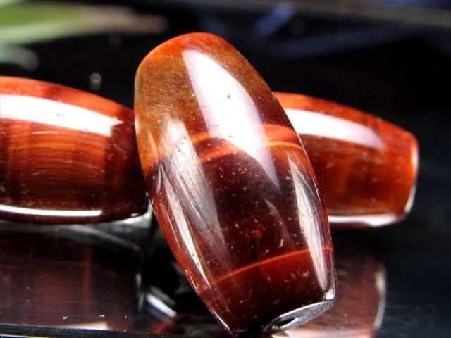レッド タイガーアイ 天珠型 ビーズ石 1個売り 長さ約18mm-19mm 存在感ある天珠型 金運・仕事運のお守りに 光を受けて走るシャトヤンシー 南アフリカ産