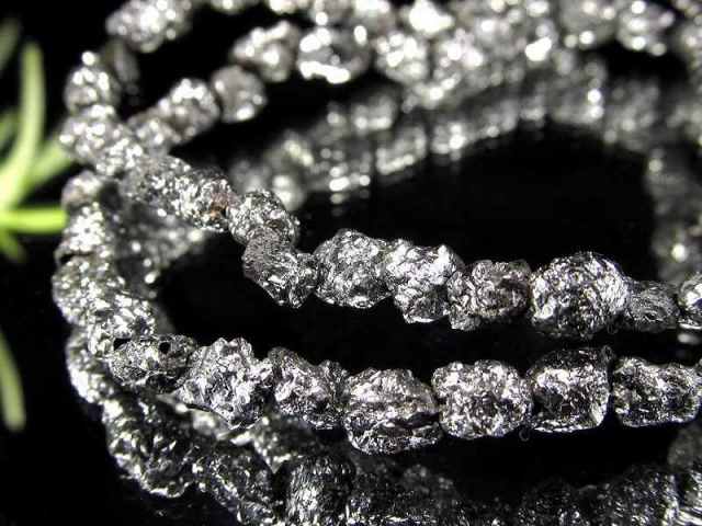 ブラックダイヤモンド 結晶 原石 ブレスレット 石サイズ約2.5mm-3.5mm 無骨ながらも輝き放つ カリスマ性の象徴永遠の絆を象徴する石 黒金剛石