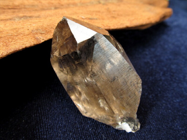濃色 産出量極少により入手困難 ガウリシャンカール原石 幅約37mm 重さ17.0g ヒマラヤの厳しい大自然が生んだ奇跡の石 天然非加熱
