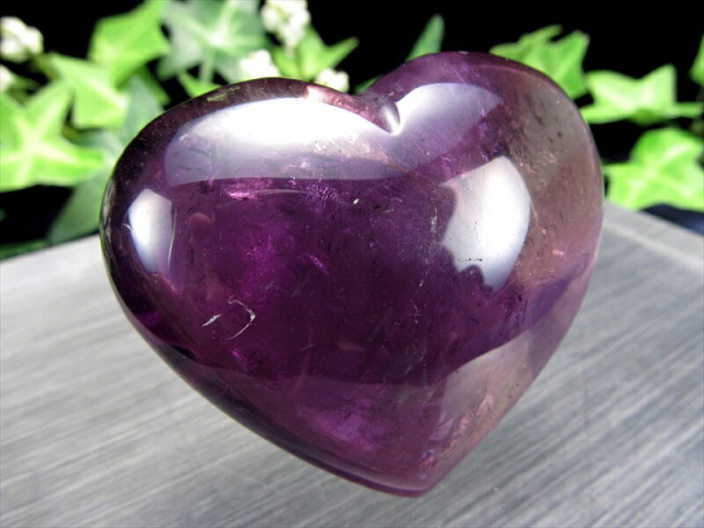 虹入り 高品質 アメジスト ハート型 タンブル 最大幅 51mm 重さ 64g 超透明 ぷっくり濃厚パープル 愛の守護石 可愛らしいミニサイズ 2月の誕生石 紫水晶