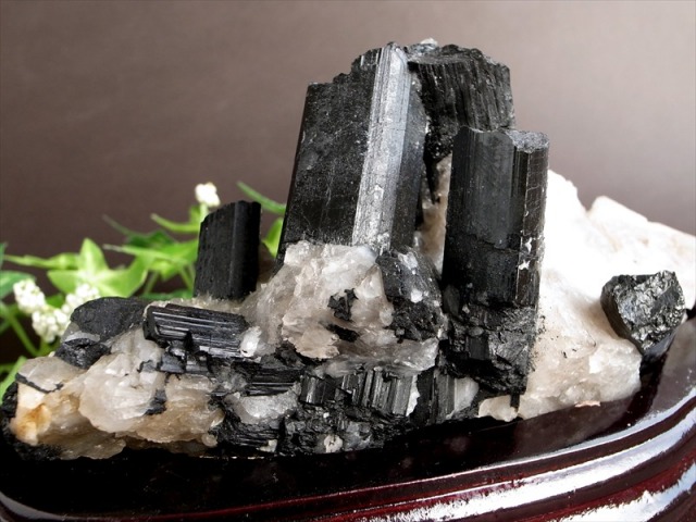 漆黒の結晶 ブラックトルマリン原石 母岩付き 専用木製台座付属 最大幅180mm 重さ748g 心身を浄化・精神との調和 一点物 ブラジル産 パワーストーン 天然石