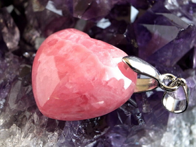 3A+ インカローズ ペンダントトップ ハート型 石サイズ縦約17mm 重さ約5.1g 艶やかな薔薇色の輝き 優雅な縞模様と光沢感が織り成す美しい表情