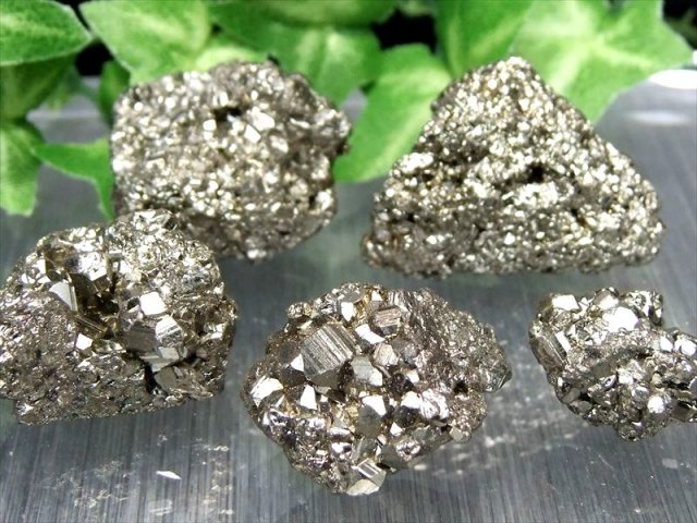 ギラギラ高品質 パイライト 結晶 原石 約100g入り 粒の大きさ約10mm-30mm 上品に煌くパイライト結晶 高級感のある光沢 強力な邪気払いの石 大サイズ ペルー産