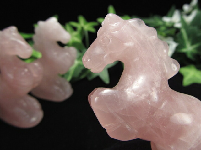 2026年の干支 ローズクォーツ 馬 彫刻置物 1個売り 重さ約50g-60g前後 愛と美の石 縁起物 前向きな気持ちをサポート 馬モチーフのパワーストーン彫刻