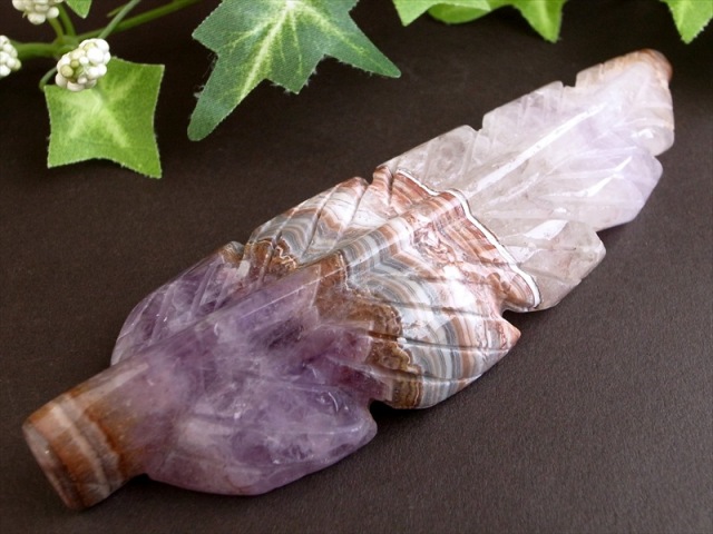 アメジストと瑪瑙共生 アメジスト・瑪瑙 フェザー彫刻 置物 最大幅134mm 重さ121g 紫の神秘と縞模様の調和 羽となって舞い降りる 1点物 ブラジル産