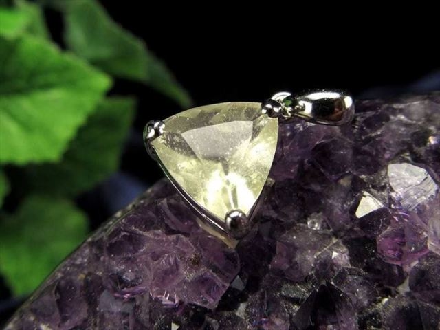 リビアングラス ペンダントトップ 石サイズ縦約9.5mm 約1.42g 透明感あり エジプト政府採掘禁止 隕石由来のインパクトガラス 1点物 Silver925