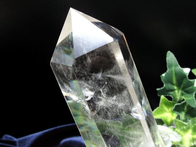 アウトレット 虹入り エンジェルラダー入り 水晶ポイント 六角柱 専用木製台座付 高さ146mm 重さ322g 純粋と浄化を象徴する万能パワーストーン 浄化