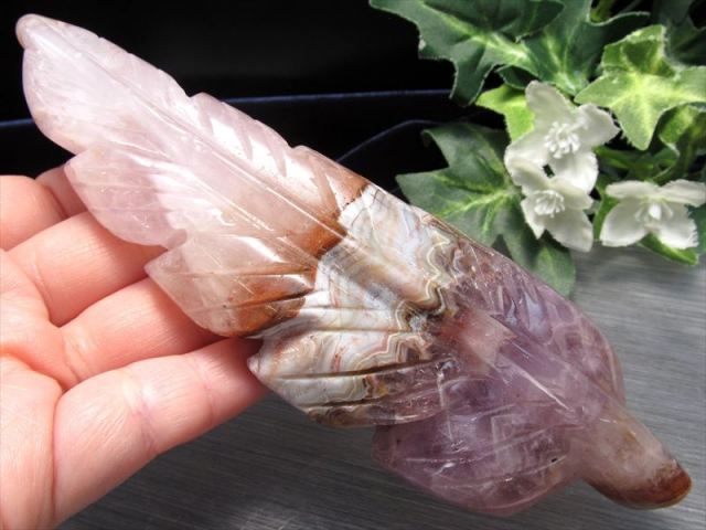 アメジストと瑪瑙共生 アメジスト・瑪瑙 フェザー彫刻 置物 最大幅137mm 重さ138g 紫の神秘と縞模様の調和 羽となって舞い降りる 1点物 ブラジル産