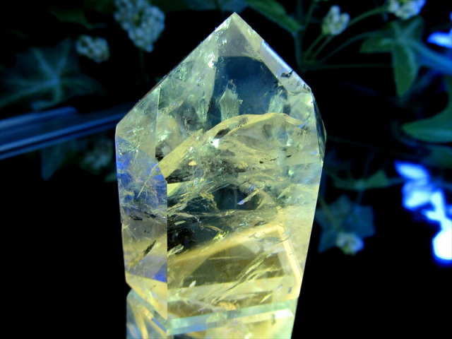 ブラックライトで蛍光 パウエライト ファントム アメジスト ポリッシュ ポイント 置物 高さ約43mm 重さ約39.9g 虹入り ポリッシュ ファントム 紫水晶