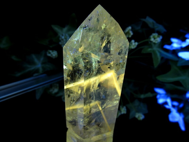 ブラックライトで蛍光 パウエライト ファントム アメジスト ポリッシュ ポイント 置物 高さ約62mm 重さ約62.5g 虹入り ポリッシュ ファントム 紫水晶