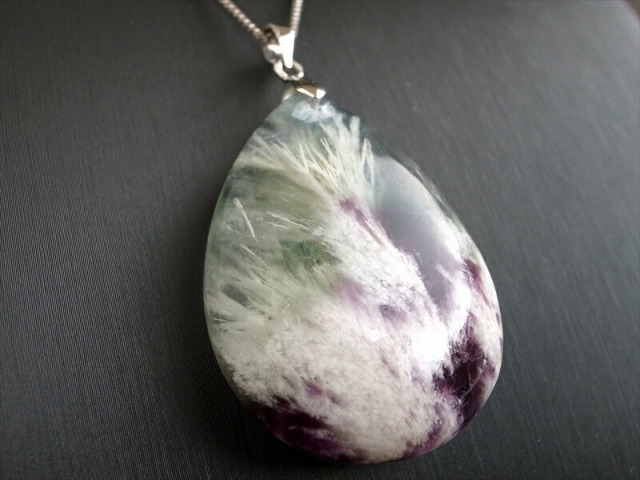 まるで美しい天使の羽 エンジェルフェザー イン フローライト 石花蛍石 ペンダントトップ 最大幅 約39mm 重さ 19.6g 唯一無二の神秘的模様