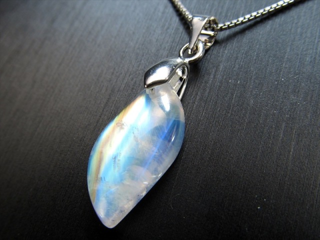 神秘的な月光を宿した石 レインボームーンストーン ペンダントトップ マーキス型 石サイズ縦19mm 透明宝石質 6月の誕生石 永遠の愛の象徴 一点物