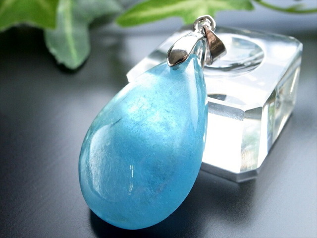 上質ディープブルー 4A アクアマリン ペンダントトップ 最大幅28mm 重さ6.2g 透明感抜群 幸せな結婚の象徴 美しい若さと幸せな喜びの象徴 一点物 ブラジル産