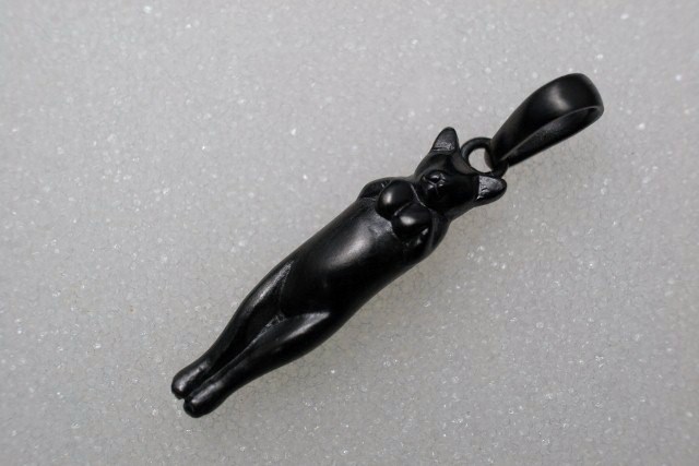 シルバー　ネコ　ペンダント　ブラック　コーティング