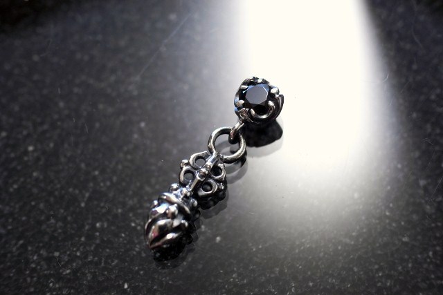 ヴァジラ　石　ピアス