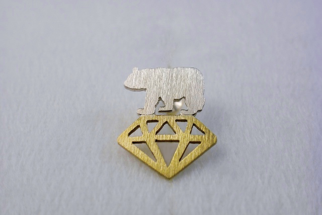 くま右向ピアス