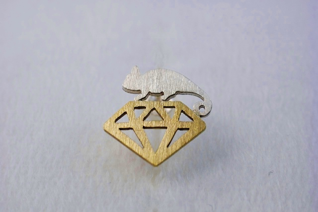 かめれおん右向ピアス