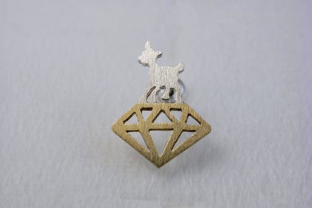 こじか右向ピアス