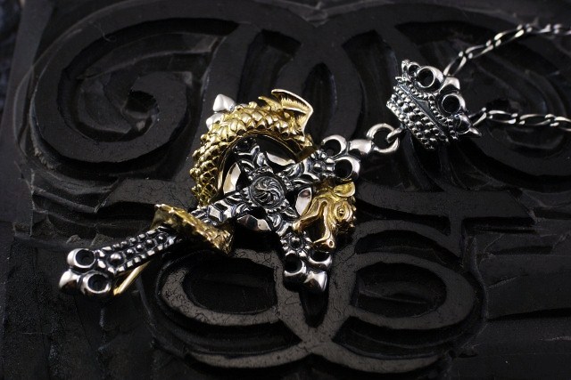 フラメルの十字架にかけられた金の蛇