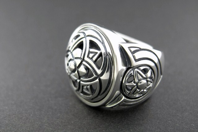 フラワークレスト　リング