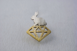 うさぎ右向ピアス