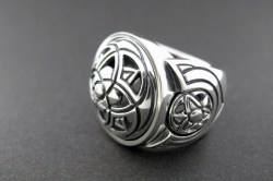 フラワークレスト　リング