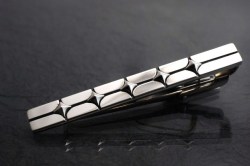 スタッズ　タイバー