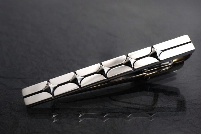 スタッズ　タイバー