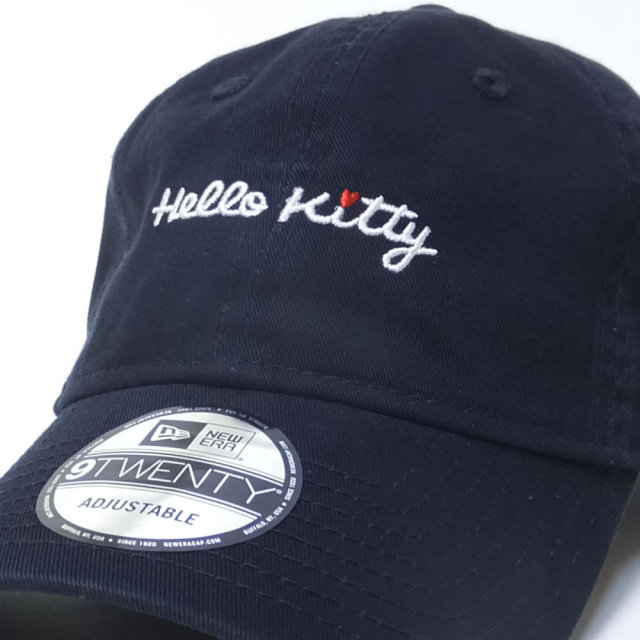 NEW ERA ニューエラ コラボ カーブバイザーキャップ 9TWENTY クロスストラップ ハローキティ スクリプト ネイビー (11715734)