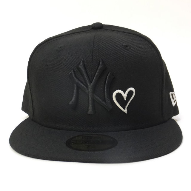 NEW ERA ニューエラ フラットバイザーキャップ 59FIFTY ニューヨーク・ヤンキース ハート ブラック×ブラック グローホワイトハート (11775399)