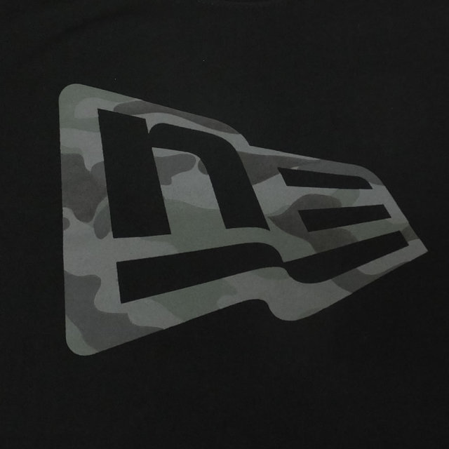 NEW ERA ニューエラ Tシャツ ウッドランドカモミッドナイト フラッグロゴ ブラック (11782993)