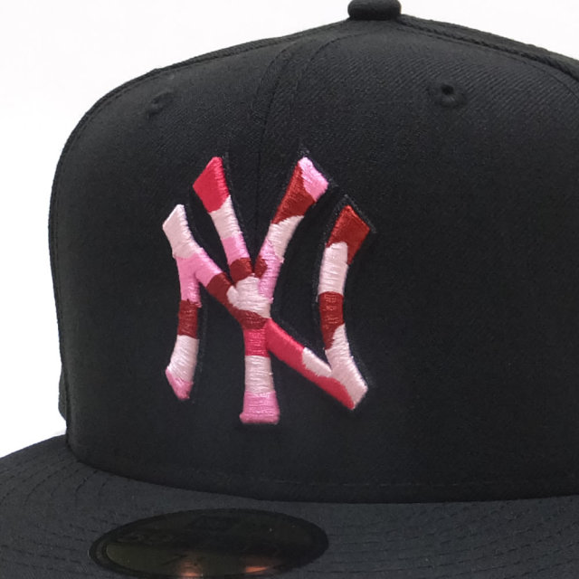 NEW ERA ニューエラ フラットバイザーキャップ 59FIFTY ニューヨーク・ヤンキース ブラック×ピンクカモフラロゴ 11876746