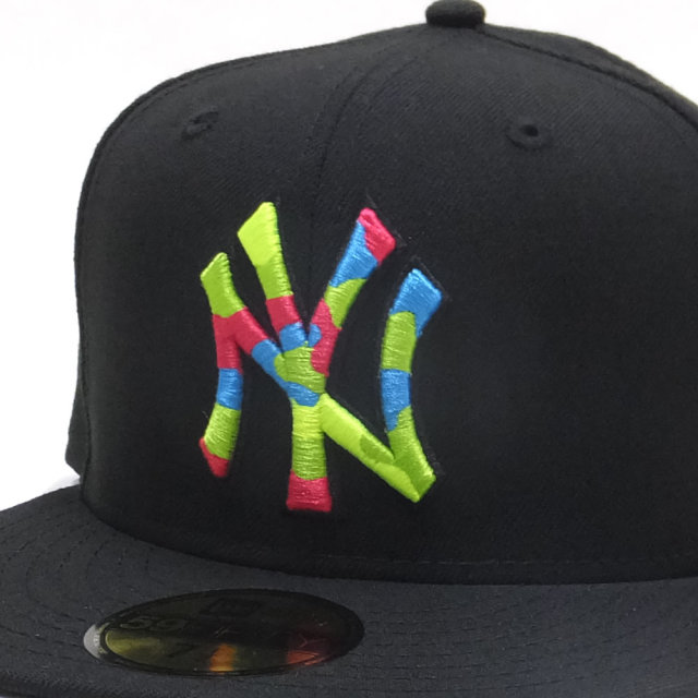 NEW ERA ニューエラ フラットバイザーキャップ 59FIFTY ニューヨーク・ヤンキース ブラック×ネオンカラーカモフラロゴ 11876748
