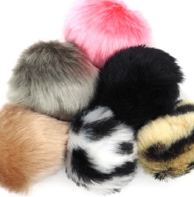 セール価格 60%OFF　チャーム　ぽんぽん Mサイズ フェイクファー エコファー ecoファー ヘッド部分サイズ 約5センチ。