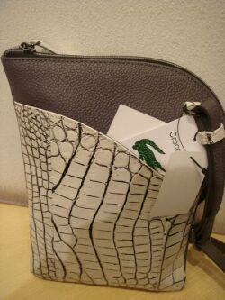 クロコダイル牛革ポシェット　バニラ