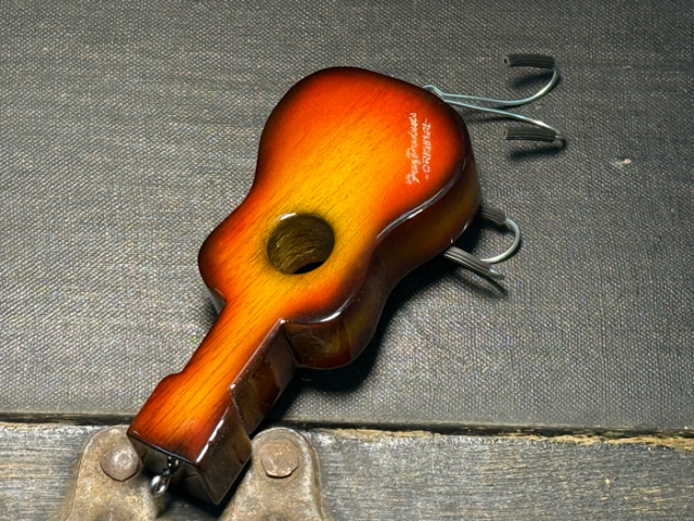 アウトレット ギター型ルアー 3トーンサンバースト