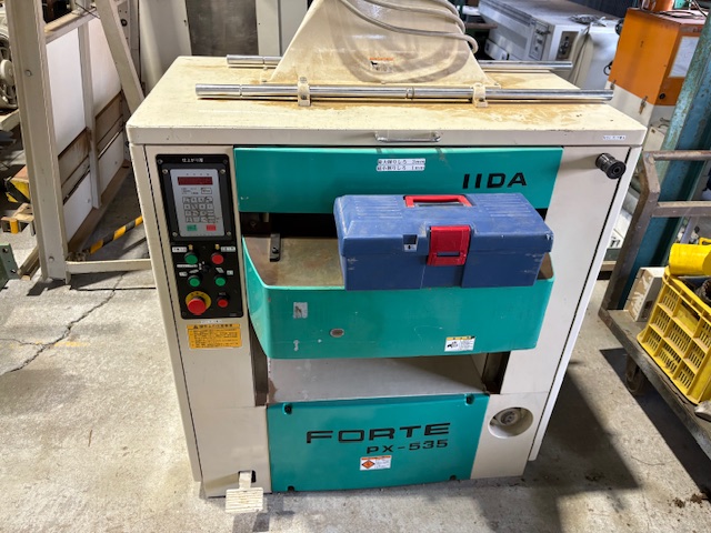 飯田工業　自動一面かんな盤