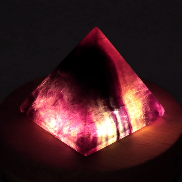 フローライト ピラミッド LEDライト付き 癒し グッズ 空間 幻想的 照明 手のひらサイズ 1点もの レインボー 蛍石 パワーストーン 天然石