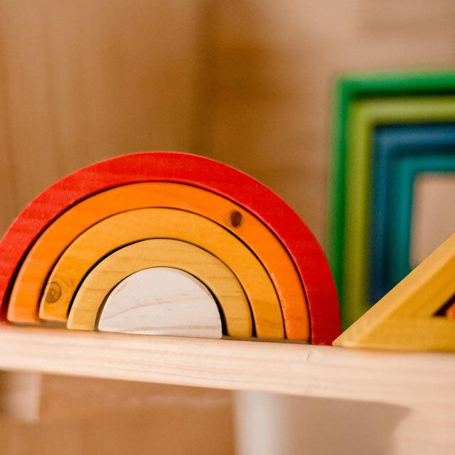 アートとして飾って置ける虹色の積み木 レインボーネストブロック