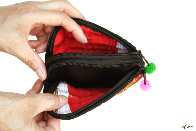 開き口がふたつあり大きく開く仕様になっています。