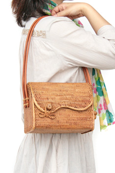 アタバッグ■肩掛け　ふた付き　革　水玉